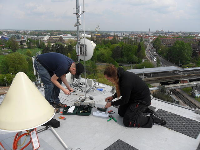 Matthias löst Halterung von der NanoStation, Christian sucht Kabelbinder